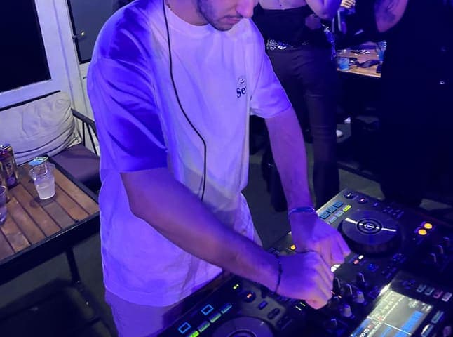 Mor ışık altında kontrol cihazında bir DJ