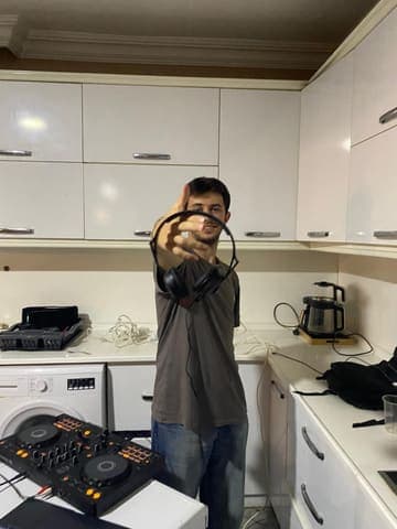 Mutfakta, tezgâhta kontrol cihazı ve bir DJ
