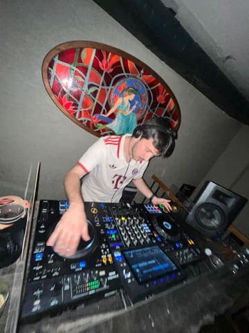 Yukarıdan, mikser başında bir DJ