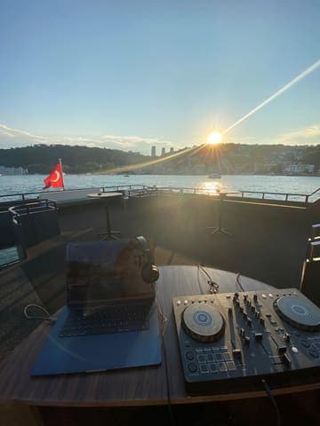 Gün batımında teknede kurulu DJ masası