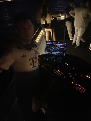 Gece teknede, bilgisayar başında bir DJ