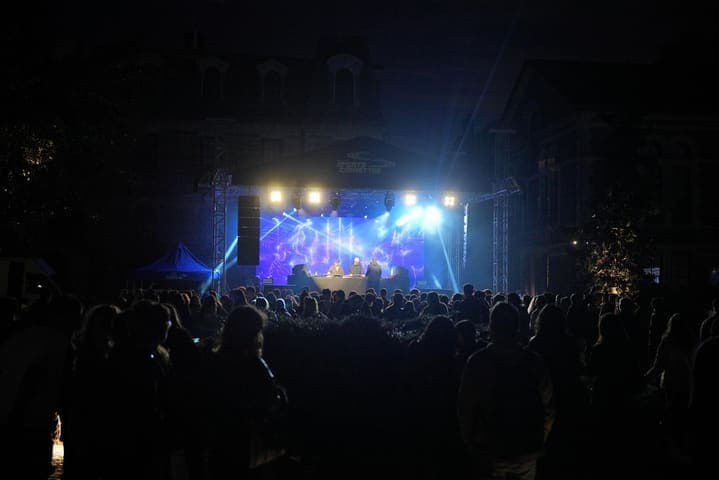 Kalabalığın arkasından festival sahnesi