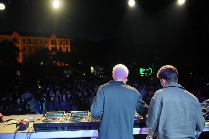 Arkadan, festival sahnesinde iki DJ