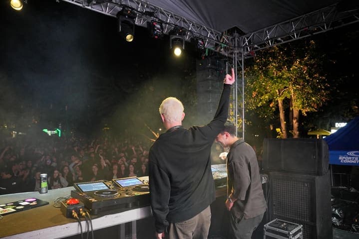 Sahneden kalabalığa el sallayan bir DJ
