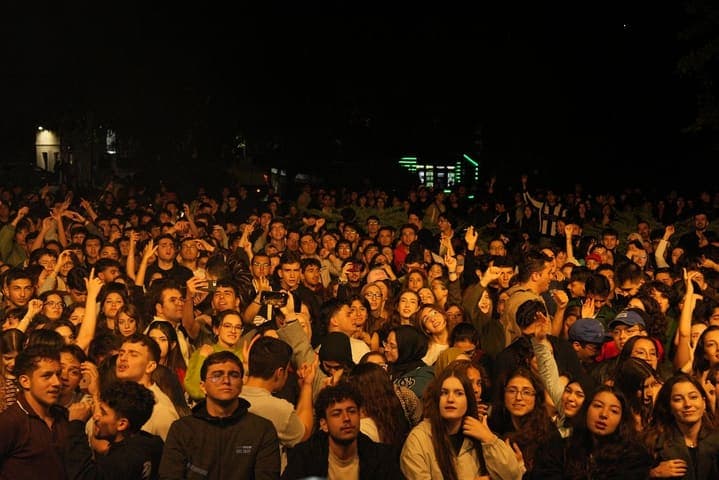 Festivalde elleri havada kalabalık